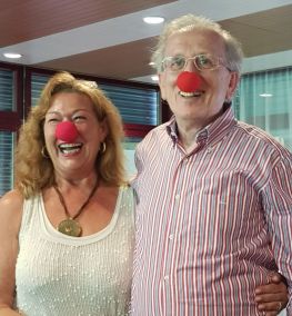 Brigitte Kellermann und Gerhard Klügl mit Patch Adams Nase